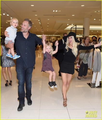 jessica-simpson-takes-cutest-family-photos-at-nordstroms-event-05