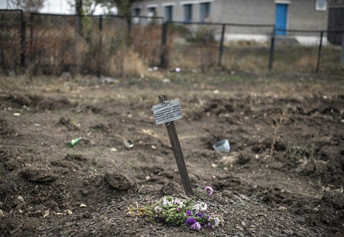 A grave marking is pictured at the site where pro-Russian rebels say contains five bodies, in the town of Nizhnaya Krinka