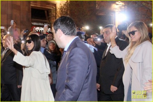 kim-khloe-kardashian-arrive-in-armenia-to-frenzy-of-fans-05-645x430