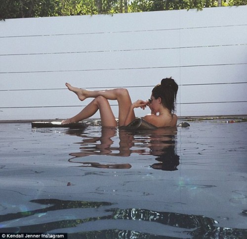 28416A2500000578-0-Skinny_dipping_Kendall_Jenner_appeared_to_be_naked_as_she_floate-m-141_1430624655816