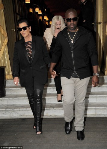 29F9A26900000578-3140808-Loved_up_Kris_Jenner_held_hands_with_her_toyboy_love_Corey_Gambl-a-3_1435340830360